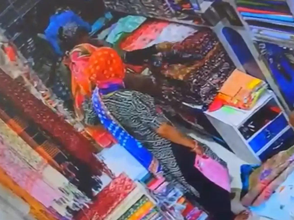 व्यापारी के सामने से कपड़े लेकर फुर्र हुईं महिलाएं, CCTV में वारदात कैद