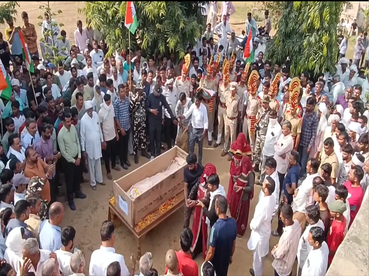 रींगस में वीर जवान मुकेश कुमार को सैन्य सम्मान के साथ दी गई अंतिम विदाई, 15 वर्षीय बेटे ने दी मुखाग्नि