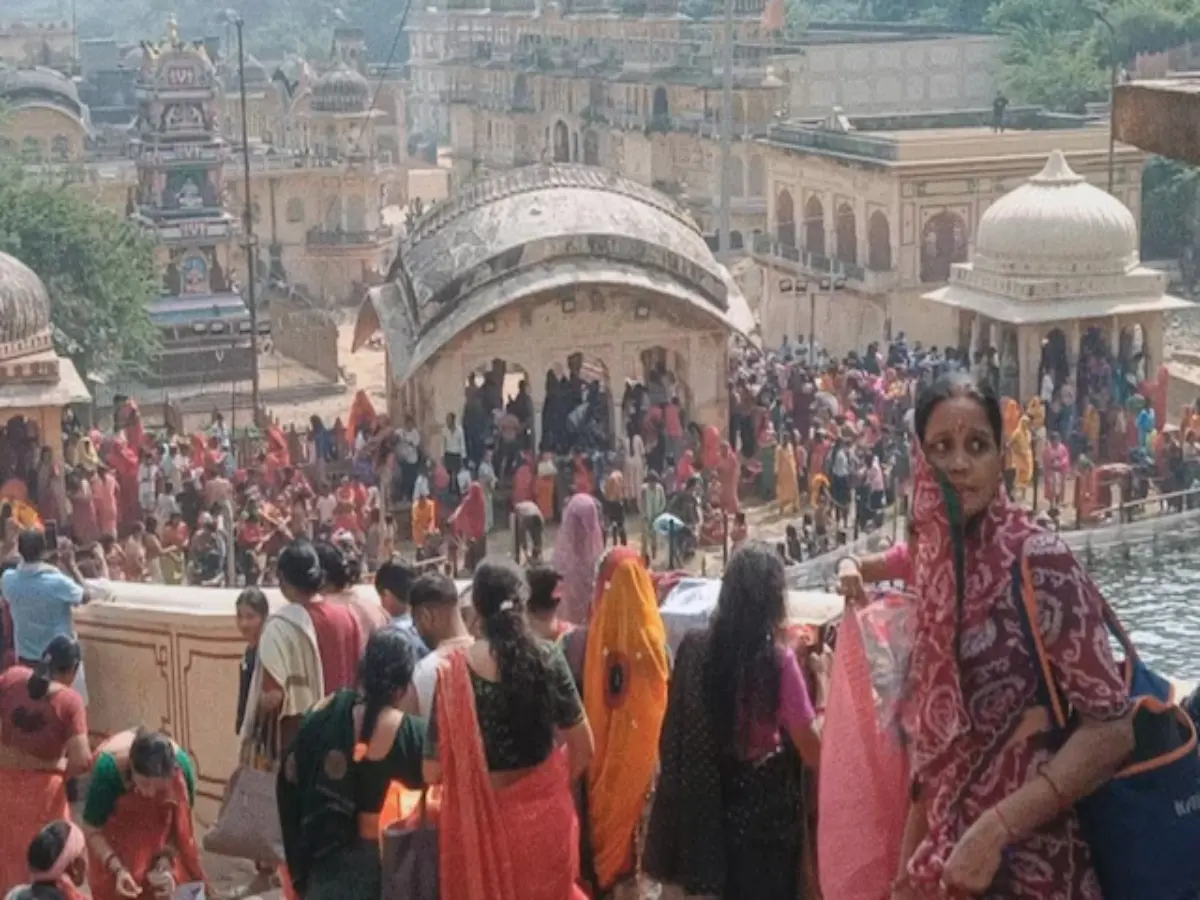 Chhath Puja 2025: बारिश में भी नहीं डगमगाए कदम, पानी में डटे रहे श्रद्धालु, सूर्य को दिया अर्घ्य