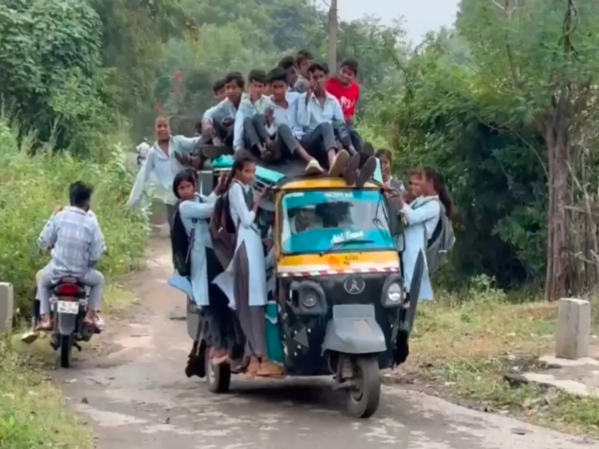 बांसवाड़ा में मौत को दावत! ओवरलोड ऑटो में लटके 25-25 स्कूली बच्चे, आखिर कब जागेगा प्रशासन?