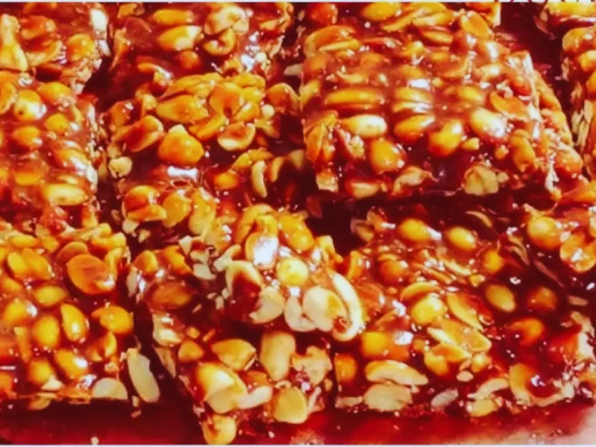 Rajasthani Gud Mungfali Ki Gajak