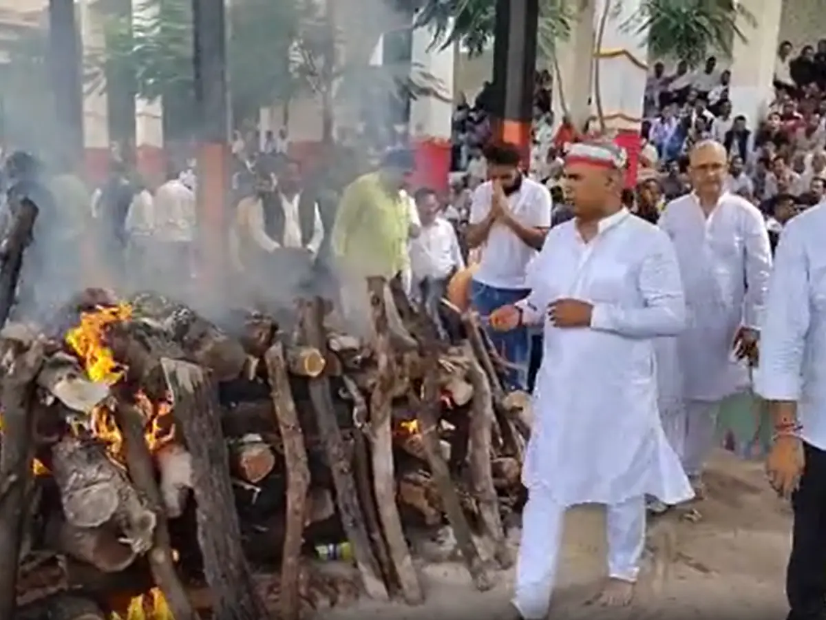 वासुदेव देवनानी की पत्नी पंचतत्वों में हुईं विलीन, बेटे महेश ने दी मुखाग्नि वासुदेव देवनानी की पत्नी पंचतत्वों में हुईं विलीन, बेटे महेश ने दी मुखाग्नि