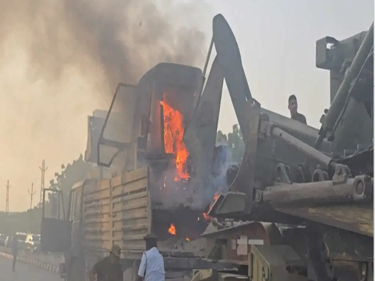 Jaisalmer News: सेना के ट्रक में अचानक लगी आग, ऊपर रखी हुई थी JCB मशीन