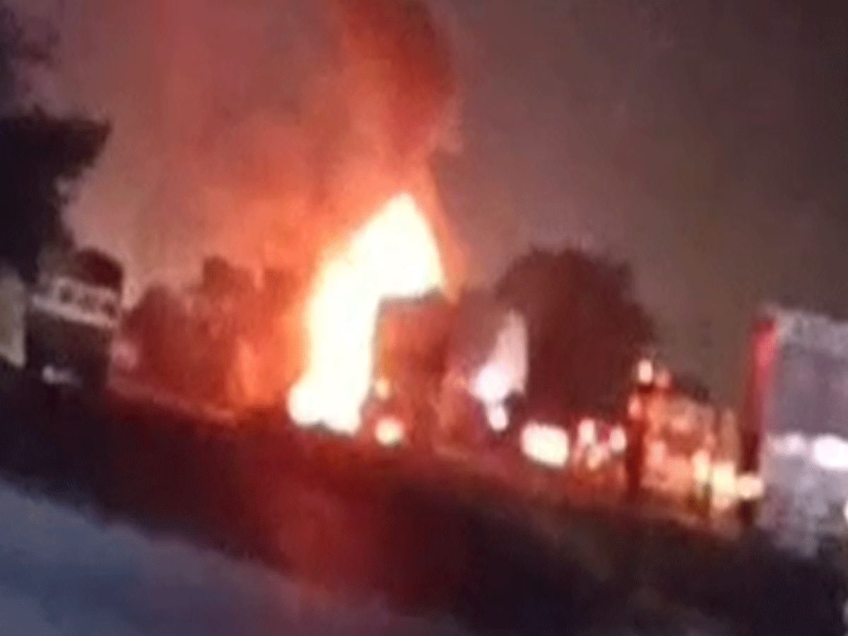 जयपुर के कोटपूतली में शाहजहांपुर NH-48 पर ट्रक में लगी भीषण आग, हाईवे पर लगा लंबा जाम