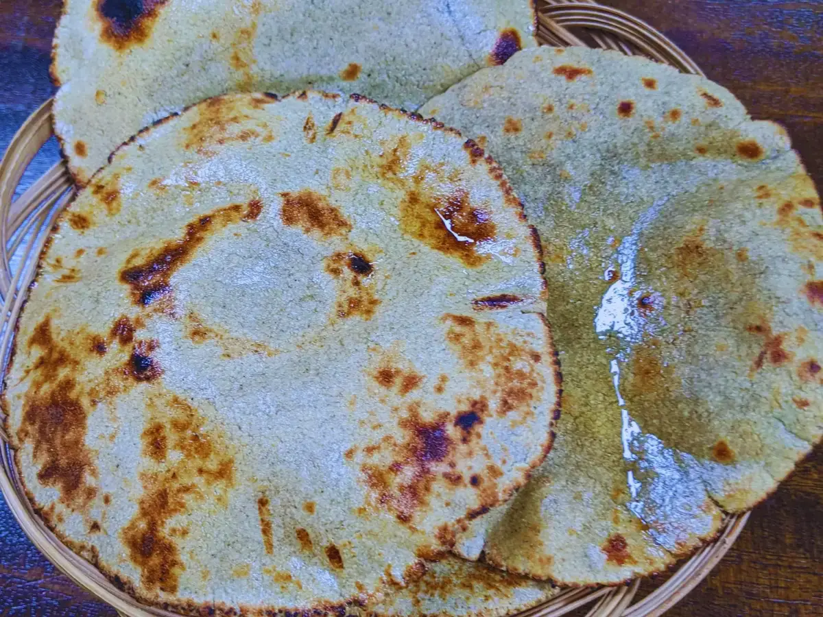 सर्दियों में झटपट घर पर बनाएं राजस्थानी बाजरा रोटी, जानें रेसिपी और फायदे