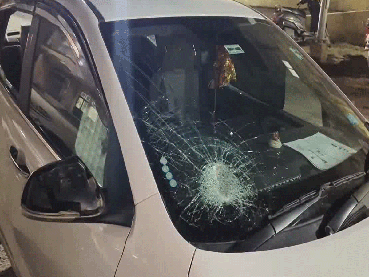 डूंगरपुर में सोशल मीडिया इन्फ्लुएंसर पर हमला! रात में कार पर पथराव, शीशे टूटे, सिर पर लगी चोट