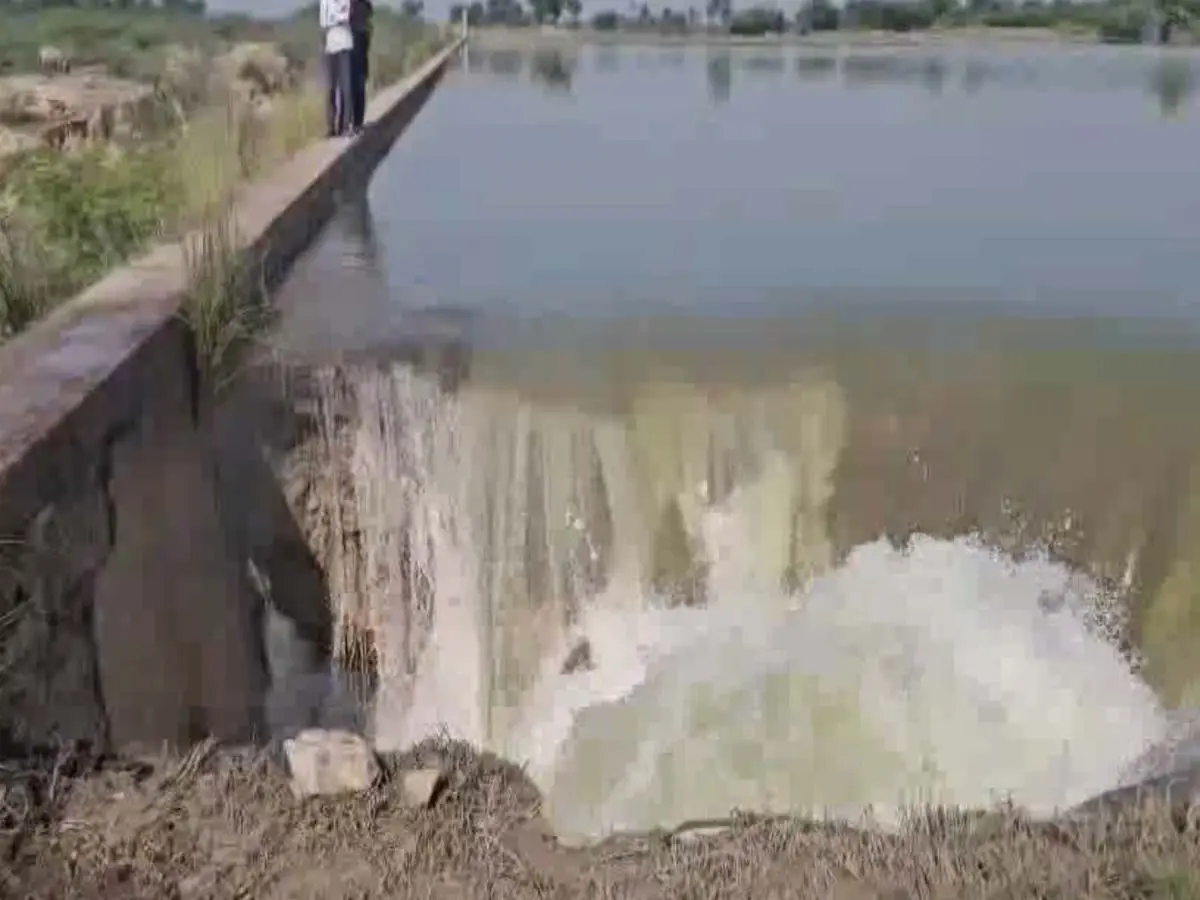 टोंक में बांध की दीवार में छेद, किसानों को फसल बर्बाद होने का डर