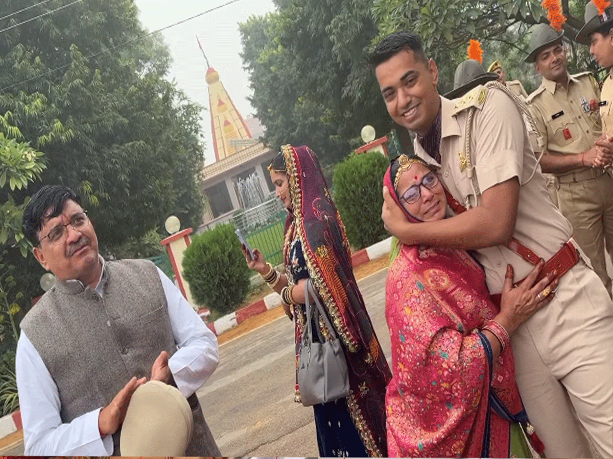 पुलिस पासिंग आउट परेड पास करते ही जयपुर के बेटे ने मां को पहनाई अंगूठी, खुशी में रो पड़ीं मां! Video वायरल