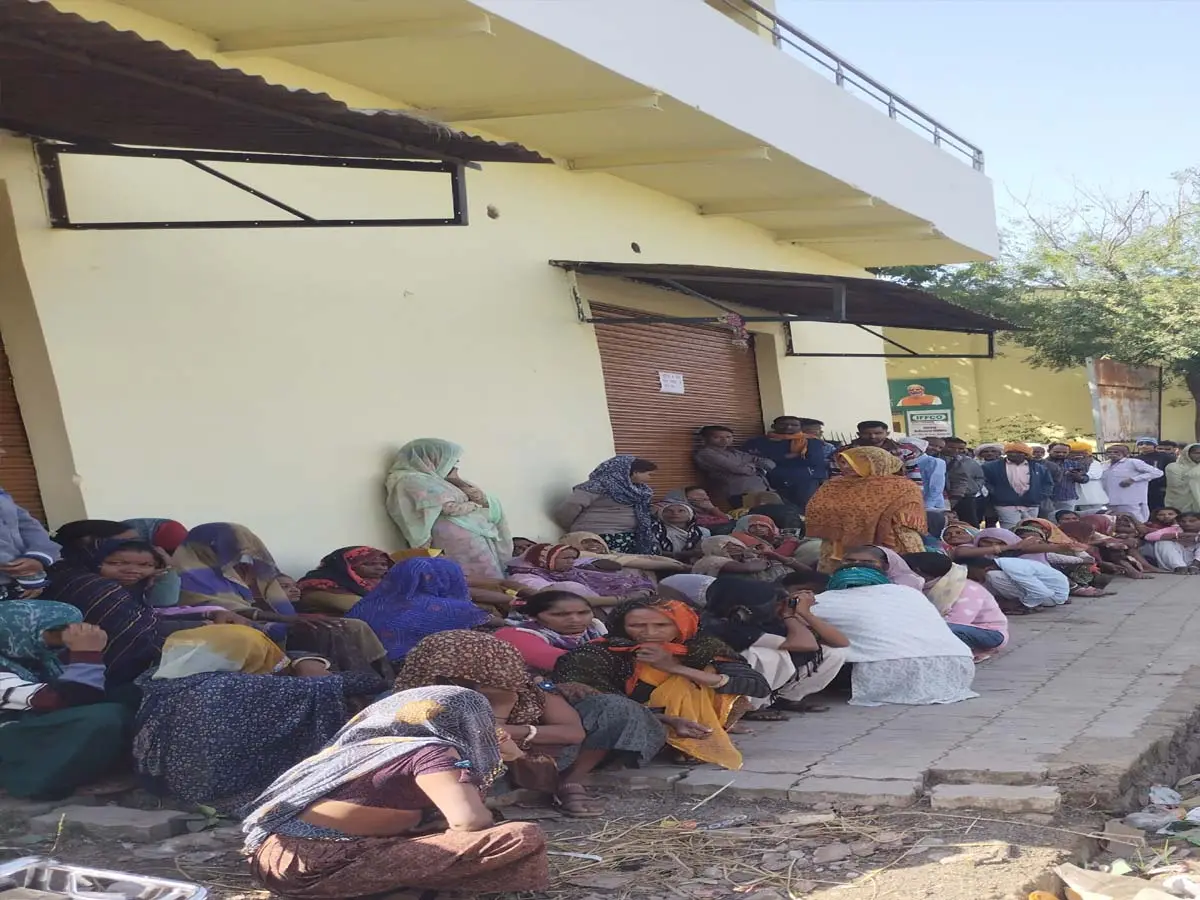 खाद के लिए 1 KM तक लगी लाइन, लंबे इंतजार के बाद भी खाली हाथ किसान