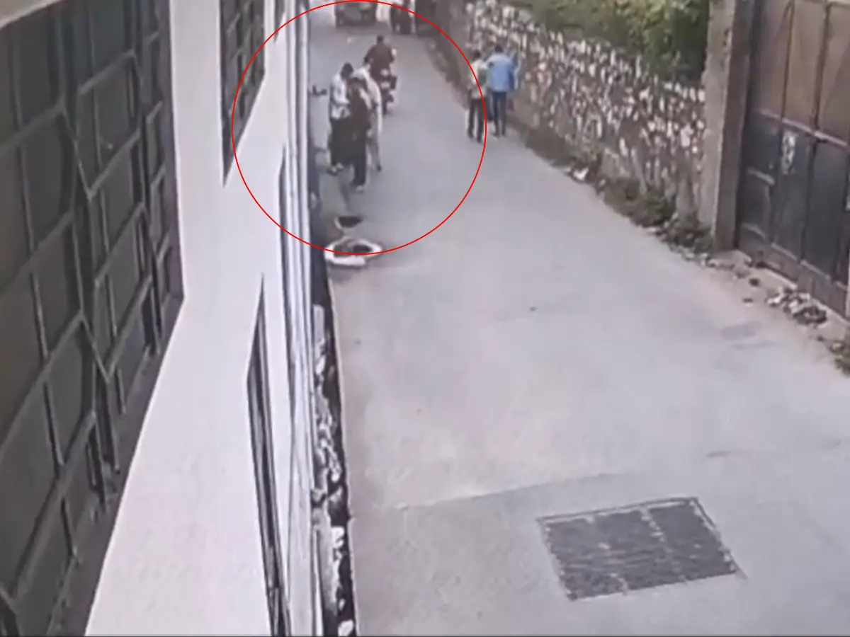 जयपुर में सब्जी लेकर लौट रही बुजुर्ग महिला को सुंघाया नशा, लूट ली सोने की चैन, CCTV में कैद हुई वारदात