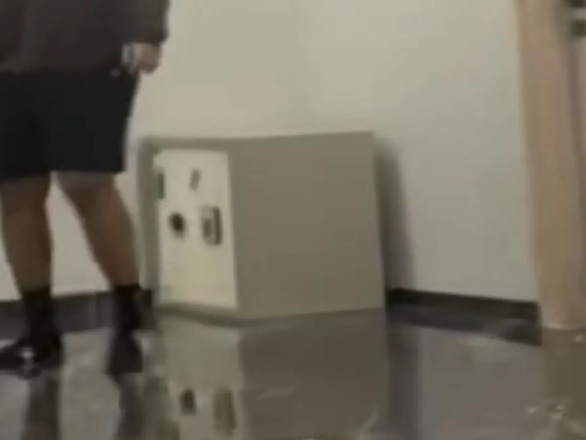 Jaipur: सीढ़ियों से घसीटते हुए चोर लेकर आए 100 किलो की तिजोरी, बैगों में भर ले गए परफ्यूम