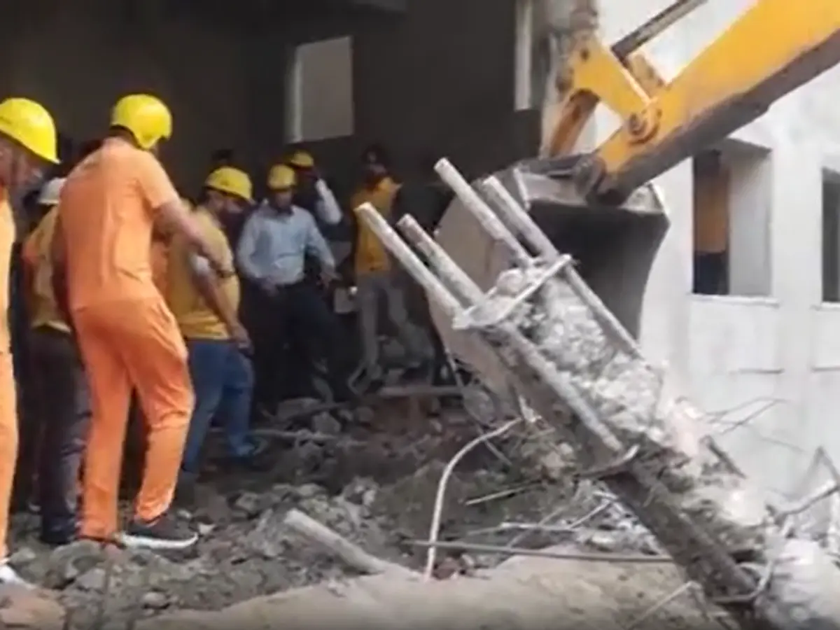जयपुर के पन्नी गरान मोहल्ला में बड़ा हादसा, निर्माणाधीन बिल्डिंग की दीवार गिरने से मलबे में दबे कई मजदूर