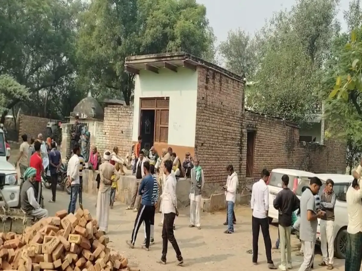 Bharatpur News: पत्थरों के लिए भीड़ पड़े दो पक्ष! बझेरा गांव में पुलिस बल तैनात