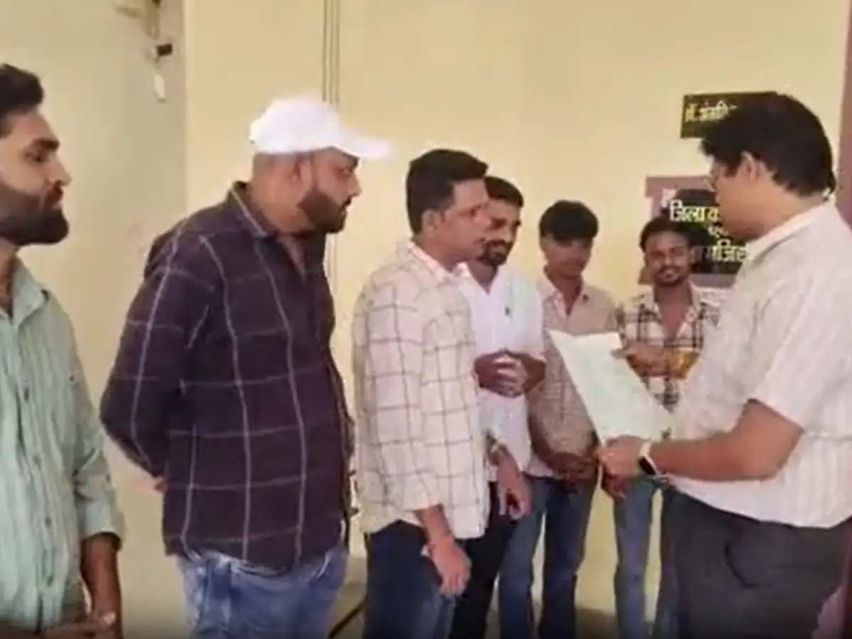 वाल्मीकि समाज नगर परिषद की कार्यप्रणाली से नाराज, नाला निर्माण रुकने पर जताया विरोध