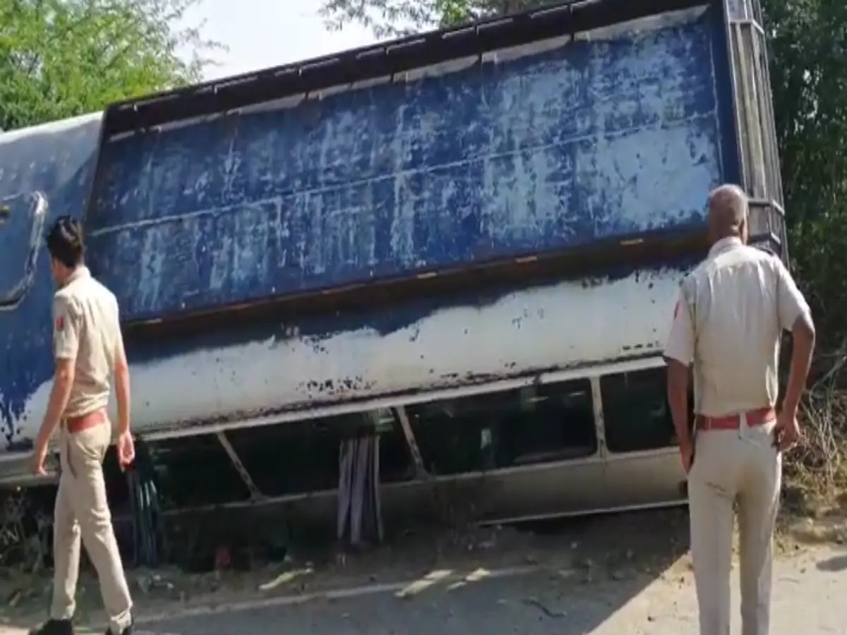 Ajmer News: पुष्कर आ रही बस अनियंत्रित होकर गई पलट, यात्रियों में चीख-पुकार