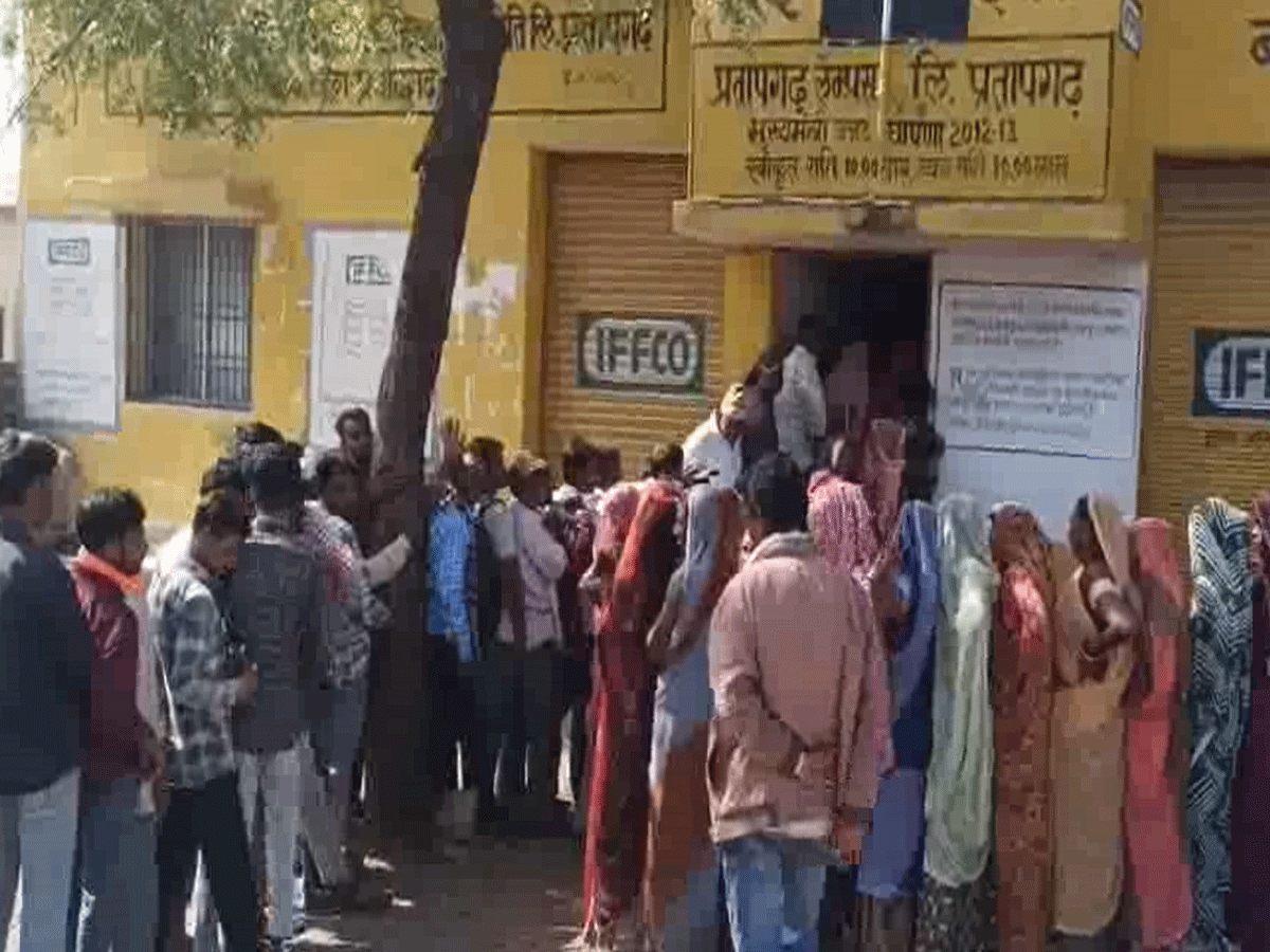 प्रतापगढ़ में रबी फसलों की बुवाई शुरू होते ही खाद संकट, बढ़ी किसानों की चिंता