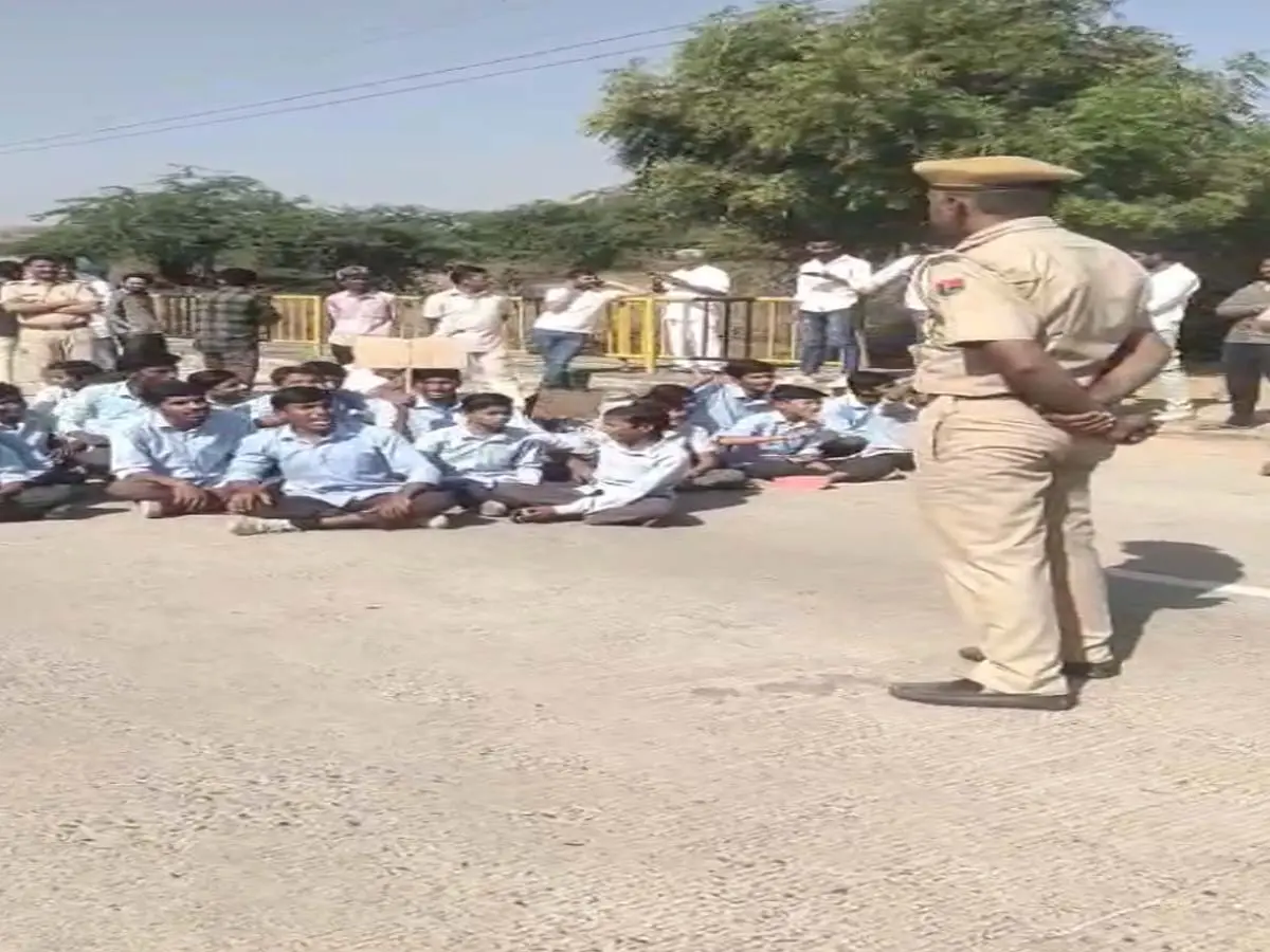 बालोतरा के सरकारी स्कूल में बच्चों ने लगाये नारे, गेट पर लगाया ताला