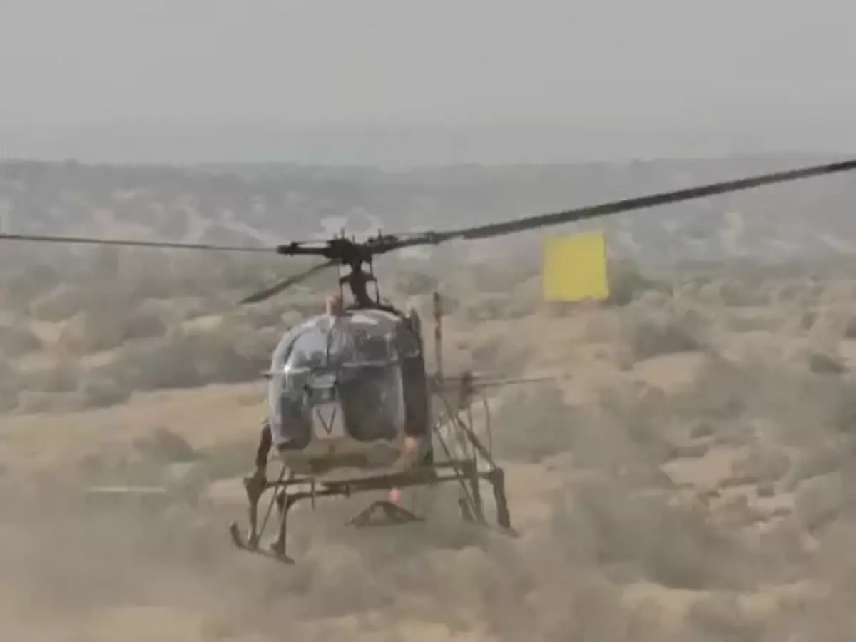 जैसलमेर में भारतीय सेना ने दिखाया दमखम, हेलिबोर्न ऑपरेशन से दुश्मन के ठिकानों पर प्रहार जैसलमेर में भारतीय सेना ने दिखाया दमखम, हेलिबोर्न ऑपरेशन से दुश्मन के ठिकानों पर प्रहार