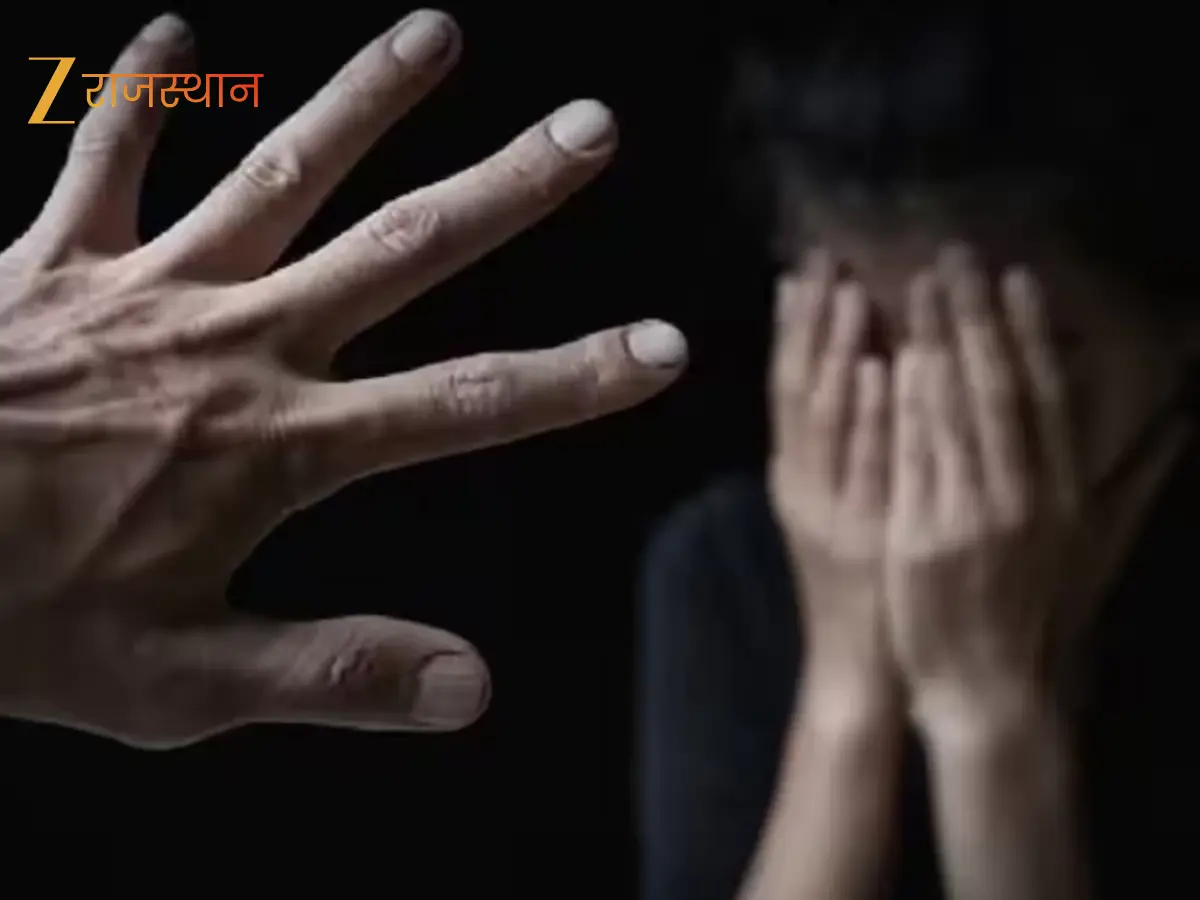 लाइब्रेरी में किताब लाने के बहाने छात्रा से की जबरदस्ती! शिक्षक पर बच्ची से घिनौनी हरकत के बाद हंगामा