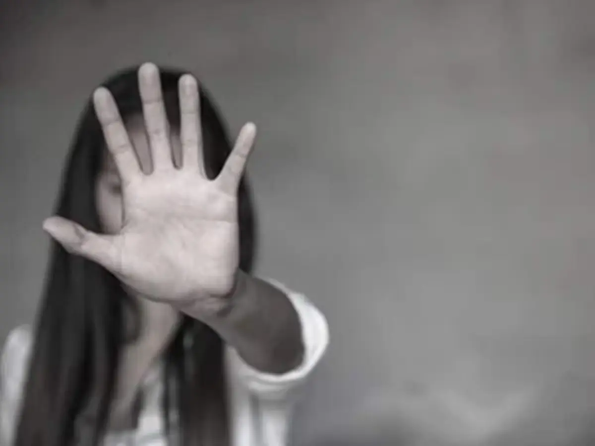 Alwar: पहले घर में घुसकर कट्टे की नोक पर नाबालिग से रेप, फिर कॉलेज जाते हुए बस में...