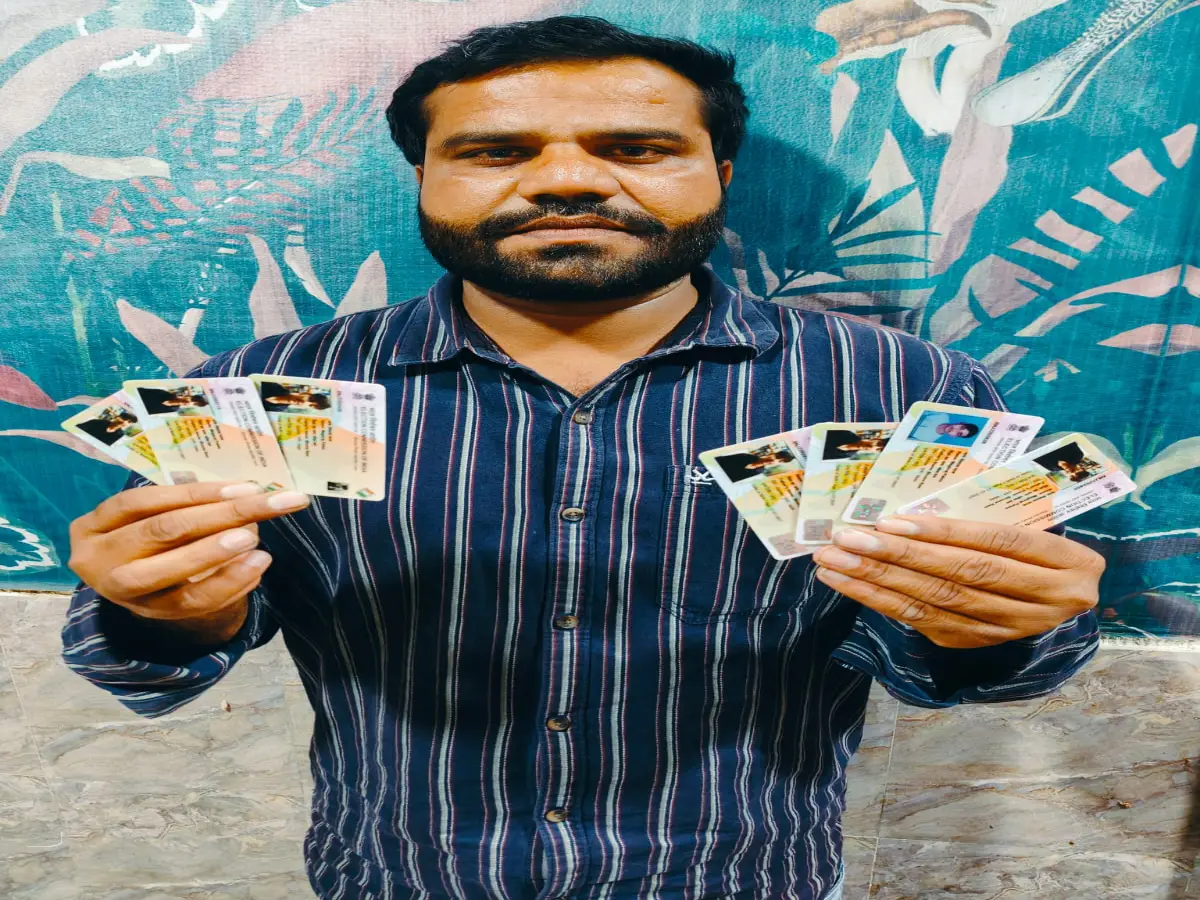 श्रीमाधोपुर में एक नहीं... पूरे 7 वोटर आईडी! आखिर चुनाव में किस कार्ड से डालेगा युवक वोट?