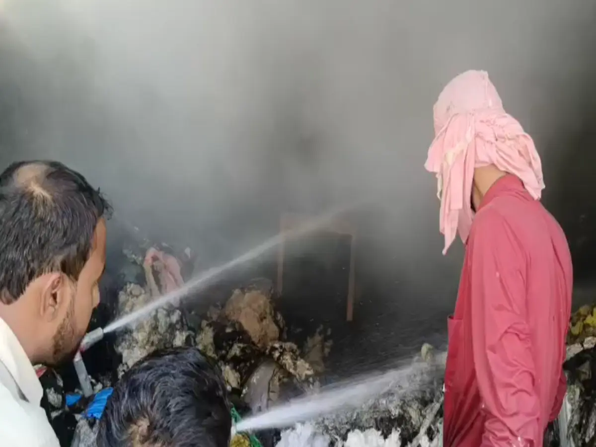 Anupgarh: रजाई गद्दा हाउस में लगी आग, 40 मिनट में दुकान का सामान हो गया राख