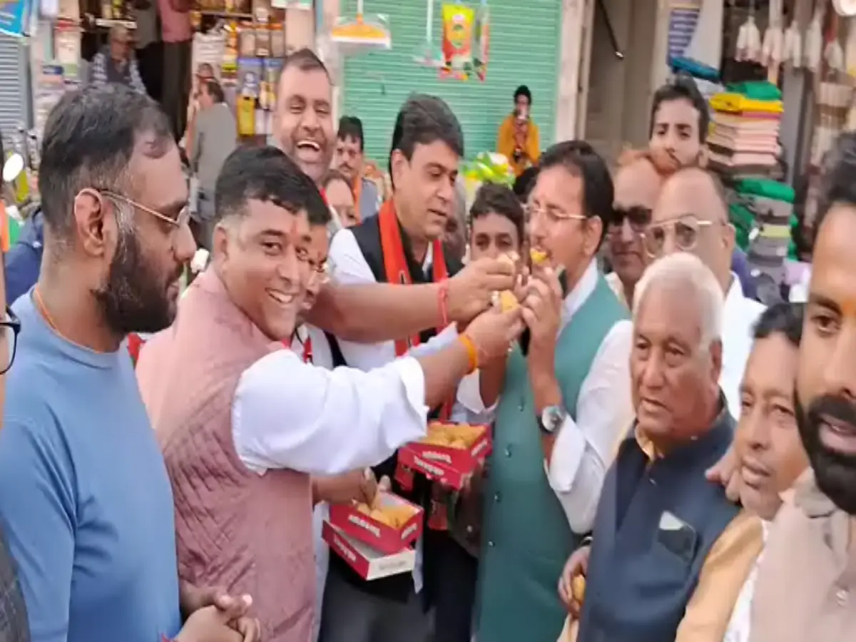 बिहार में BJP की जीत के बाद सीकर में कार्यकर्ताओं ने की आतिशबाजी, बांटी मिठाई