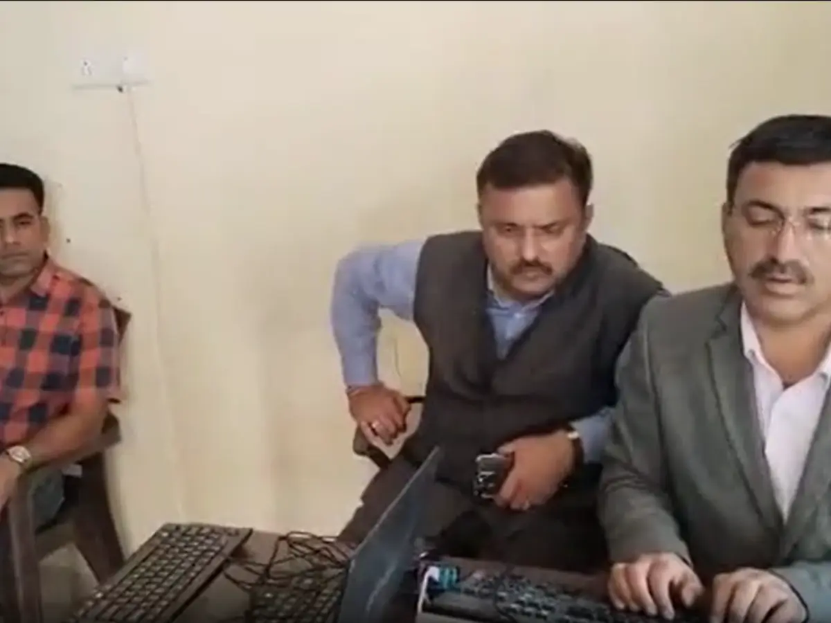 ट्रॉमा सेंटर के चिकित्साधिकारी रिश्वत लेते गिरफ्तार, CMHO की भूमिका को लेकर जांच