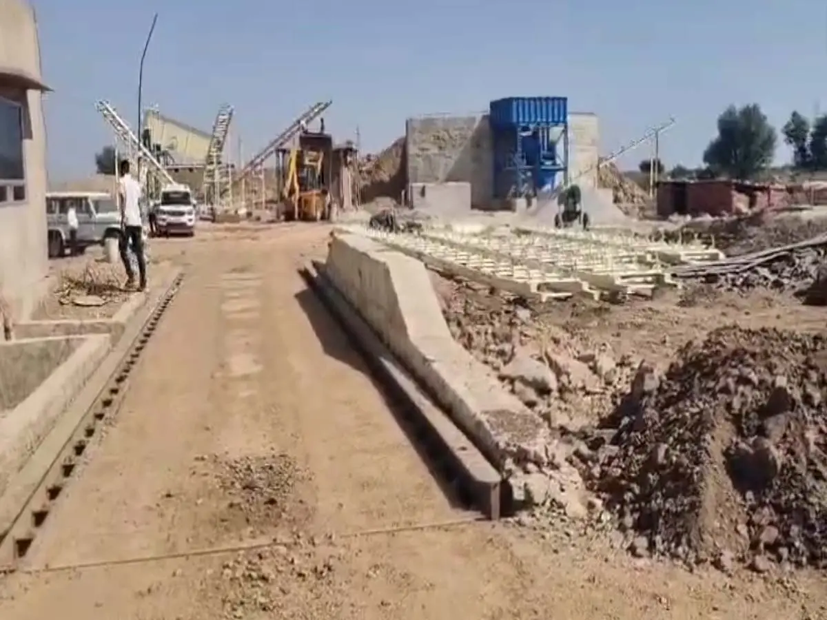 अपनी खान के अलावा आस-पास से खोद लिया आयरन ओर, सरकार को लगाया 11 करोड़ का चूना !