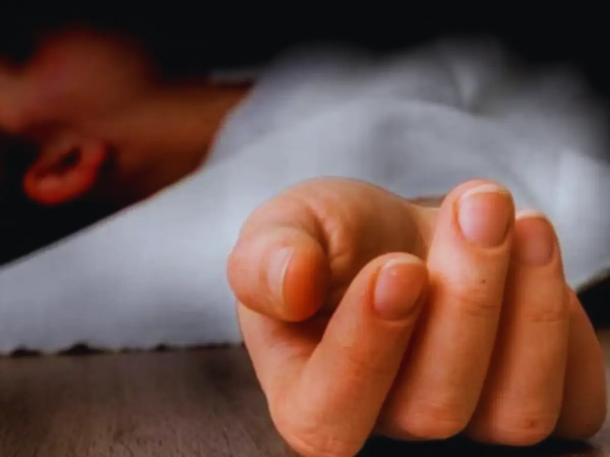 छत पर कपड़े सुखाने गई युवती नहीं लौटी वापस, परिजनों ने जाकर देखा तो...