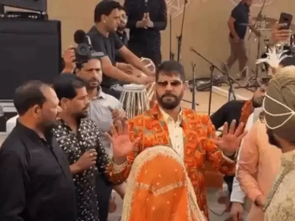 Rajasthani Viral Video: वायरल हो गया जस्सी का शो, उदयपुर पुलिस ने बंद किया साउंड, फिर स्टेज छोड़कर दूल्हा-दुल्हन संग नाचे गिल, वीडियो वायरल