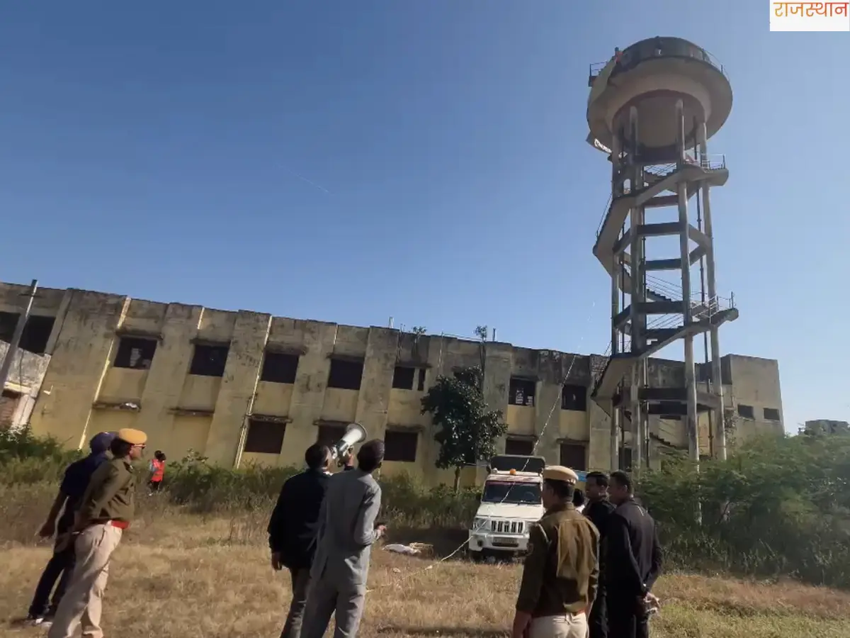 प्रशासन से नाराज युवक चढ़ा टंकी पर, पूरे कलेक्टरेट में मचा कोहराम, जानें पूरा मामला प्रशासन से नाराज युवक चढ़ा टंकी पर, पूरे कलेक्टरेट में मचा कोहराम, जानें पूरा मामला