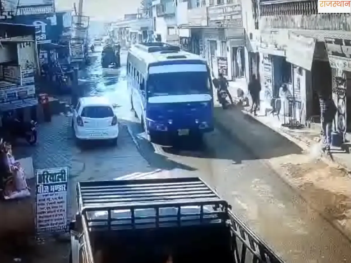 सुलताना में बड़ा हादसा, बस के गेट पर खड़ा युवक पिकअप से टकराकर गंभीर घायल