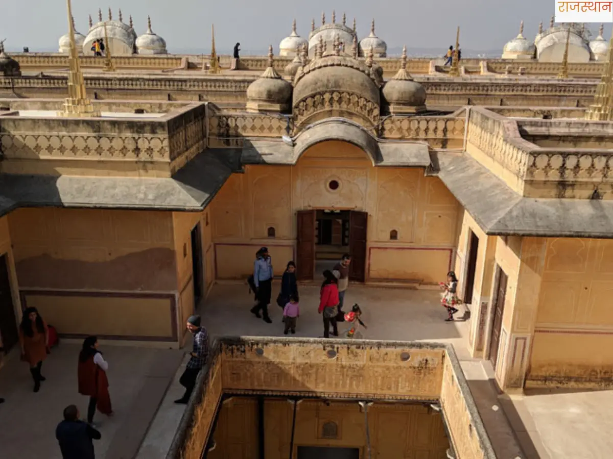 700 फीट की ऊंचाई पर बना यह Fort क्यों कहलाता था ‘हॉन्टेड’ और ‘जयपुर का मुकुट’?