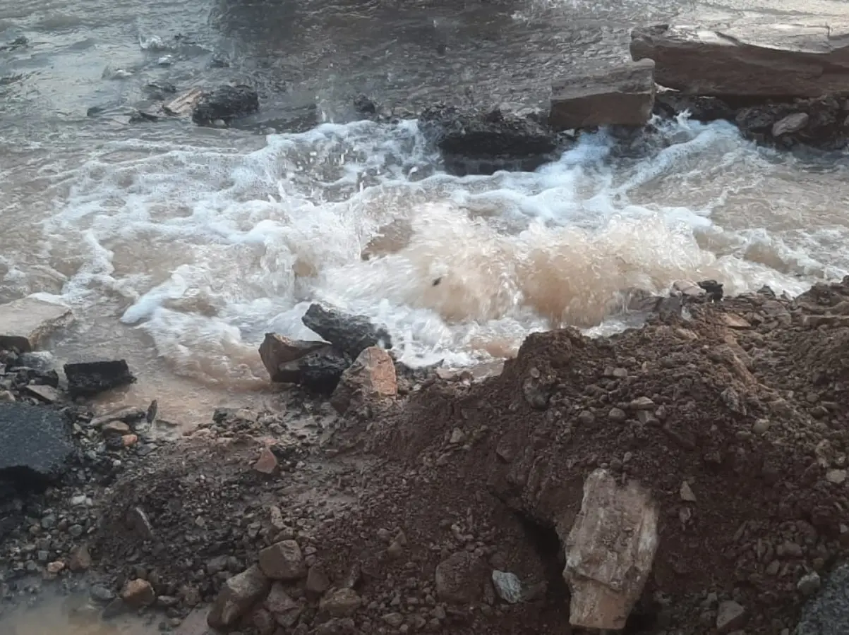 Dungarpur: RUIDP की लापरवाही से गेपसागर की पाल पर टूटी पाइपलाइन, लाखों लीटर पानी  बहा