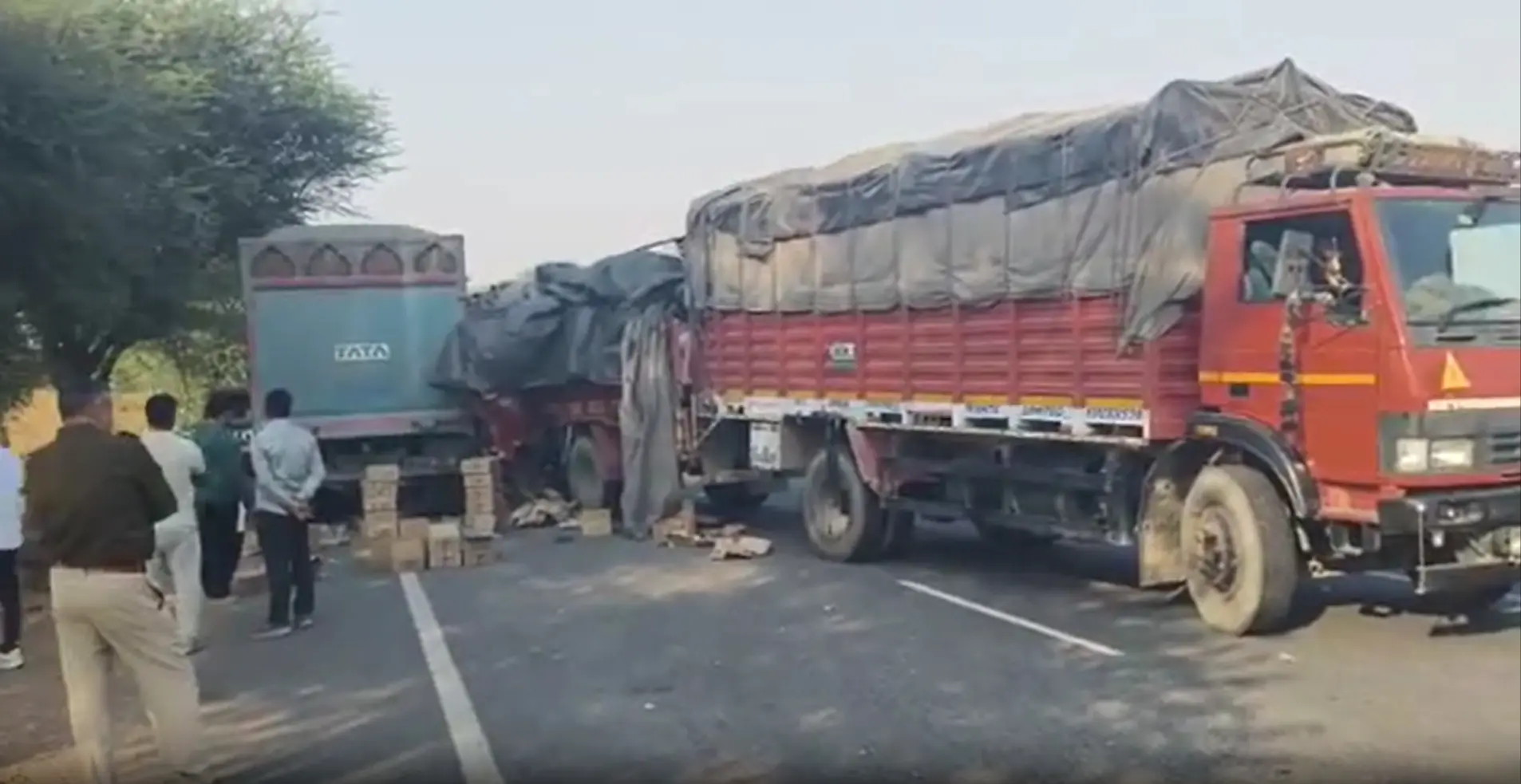 राजगढ़-पिलानी मार्ग पर बड़ा हादसा, ट्रक में जा घुसा शराब से भरा कैंटर