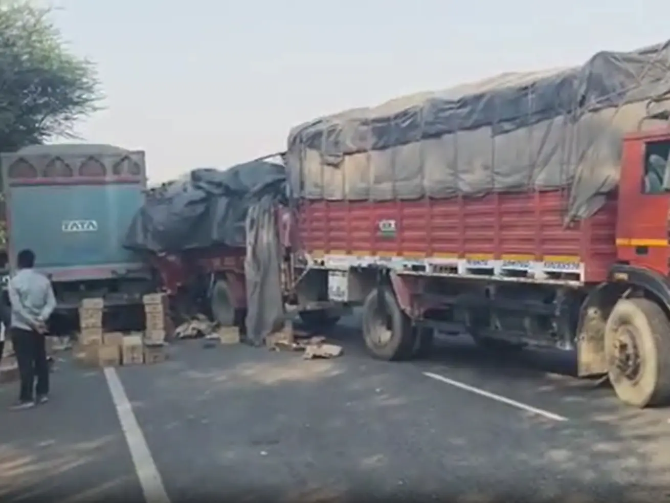 राजगढ़-पिलानी मार्ग पर बड़ा हादसा, ट्रक में जा घुसा शराब से भरा कैंटर