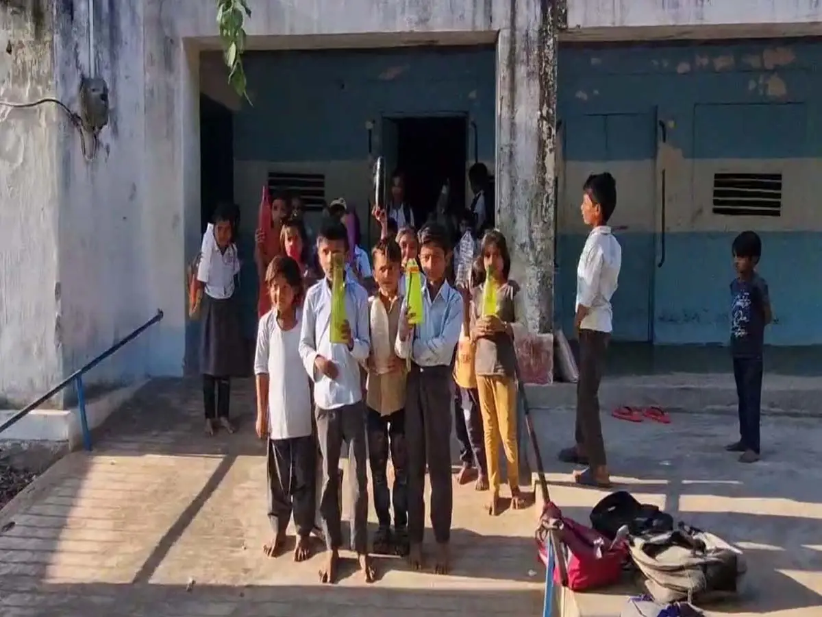 सायला में 8 साल के प्यासा सरकारी स्कूल, किताबों से ज्यादा बोतल ढोते बच्चे