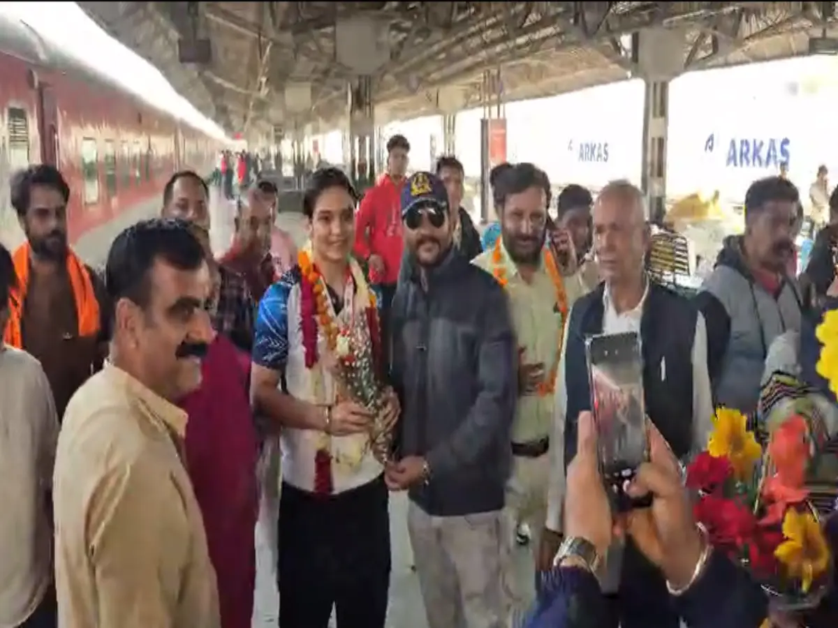कोटा पहुंची वर्ल्ड चैंपियन अरुंधति चौधरी, स्टेशन पर उतरते ही पिता ने लगाया गले