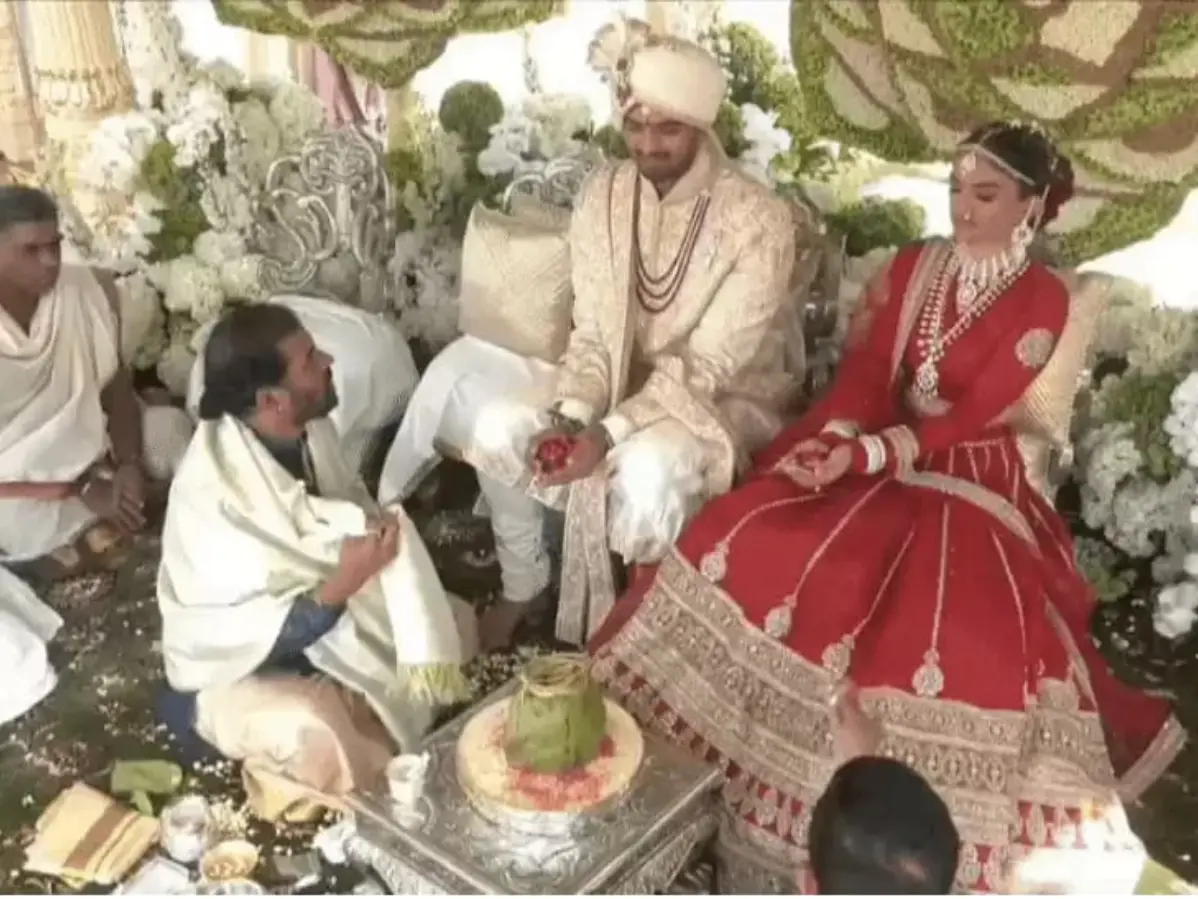Udaipur Royal Wedding | पिछोला झील के बीच जग मंदिर में दुल्हन की एंट्री से  मचा धमाल, जानें कैसे हुआ दुनिया की सबसे Royal Wedding!