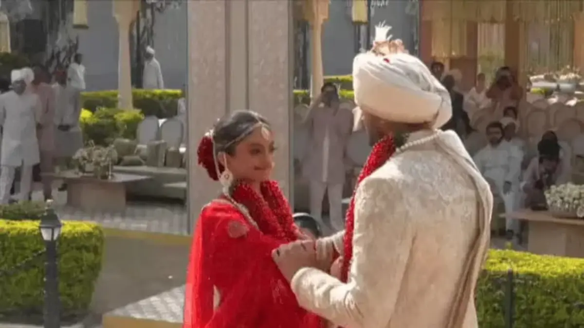 Udaipur Royal Wedding | पिछोला झील के बीच जग मंदिर में दुल्हन की एंट्री से मचा धमाल, जानें कैसे हुआ दुनिया की सबसे Royal Wedding!