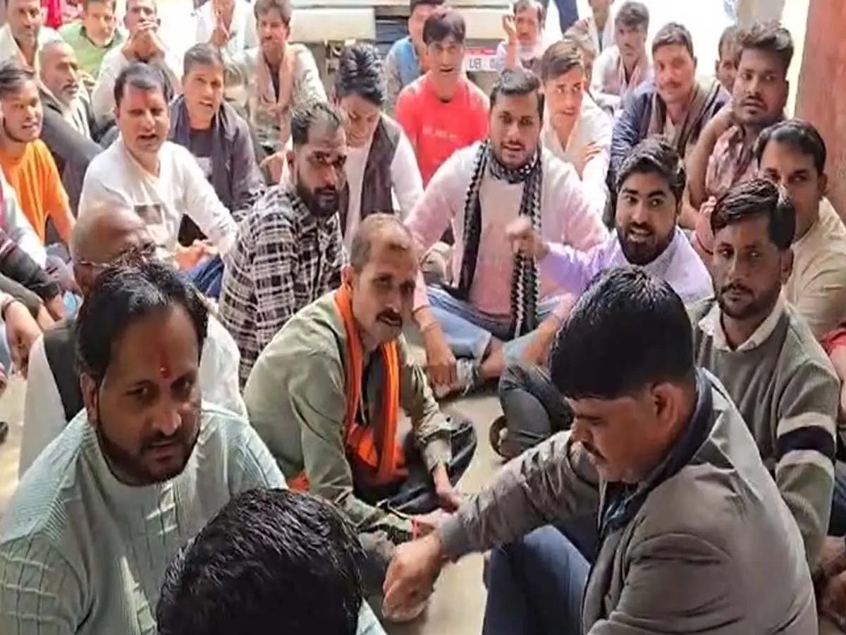 इटावा SDM ऑफिस पर किसानों का प्रदर्शन, जेईएन को बर्खास्त करने की मांग