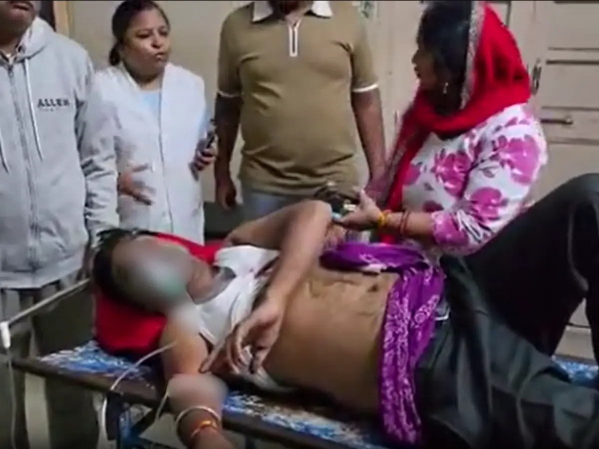 कार और बाइक की टक्कर के बाद खूनी संघर्ष, दो भाई गंभीर रूप से घायल