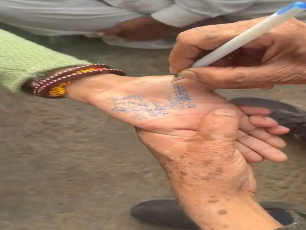 कैबिनेट मंत्री किरोड़ी लाल मीणा का अनूठा अंदाज़, महिला के हाथ पर लिखकर किया वादा कैबिनेट मंत्री किरोड़ी लाल मीणा का अनूठा अंदाज़, महिला के हाथ पर लिखकर किया वादा