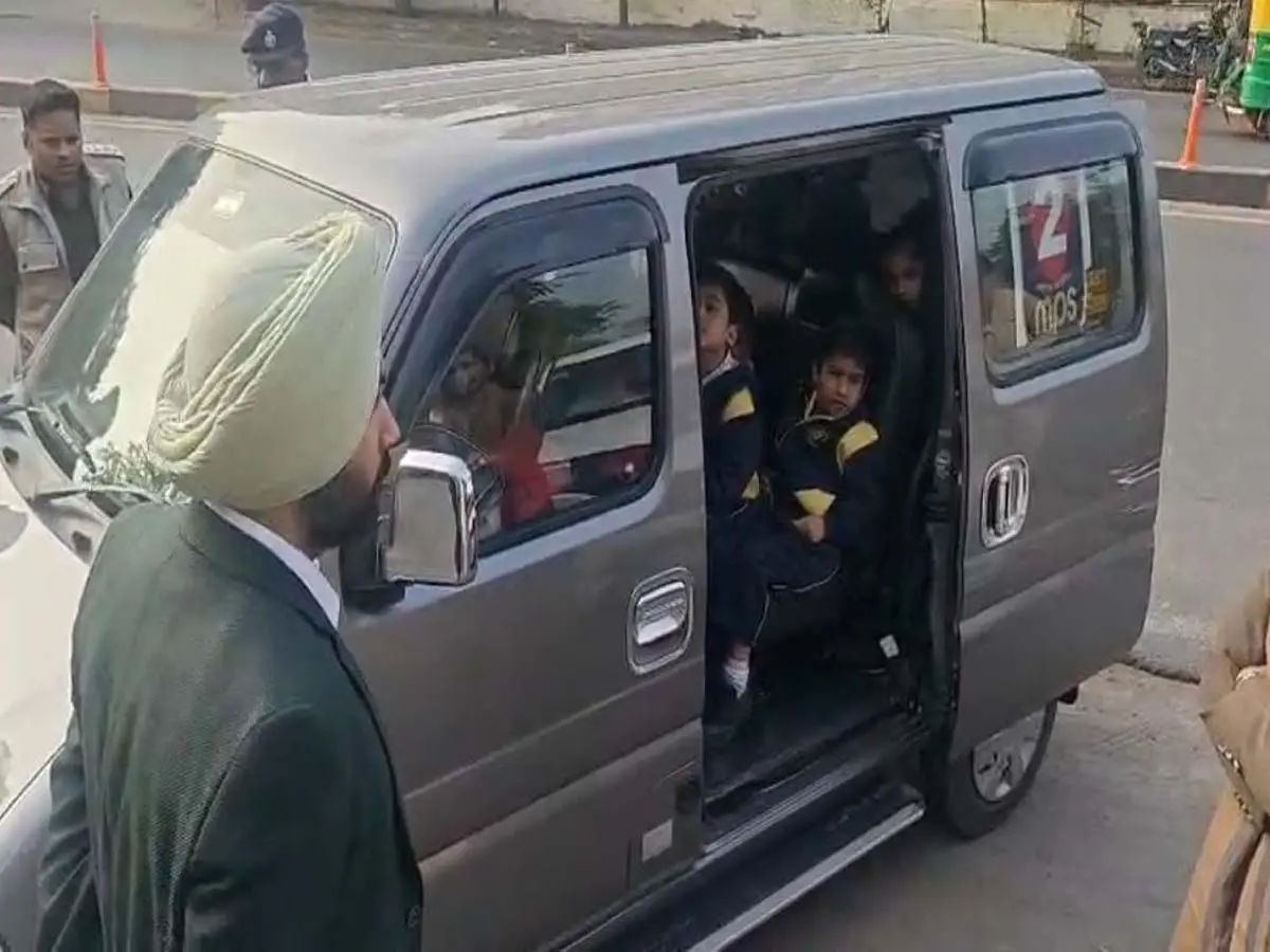 भगवान भरोसे स्कूल जा रहे बच्चे, बाल वाहिनी के नाम पर 15 साल पुरानी वैन, ड्राइवर के पास लाइसेंस तक नहीं