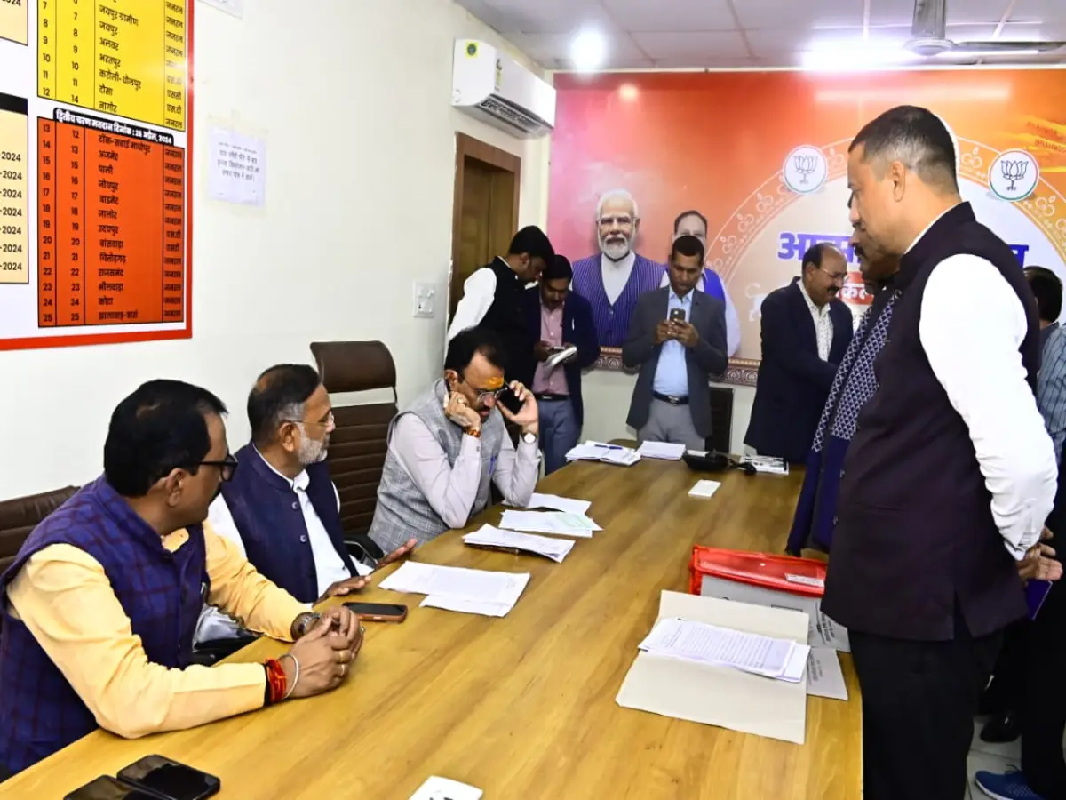 BJP प्रदेश कार्यालय में शुरु हुआ मंत्री दरबार, पहले दिन समस्या लेकर पहुंचे 35 से ज्यादा कार्यकर्ता BJP प्रदेश कार्यालय में शुरु हुआ मंत्री दरबार, पहले दिन समस्या लेकर पहुंचे 35 से ज्यादा कार्यकर्ता