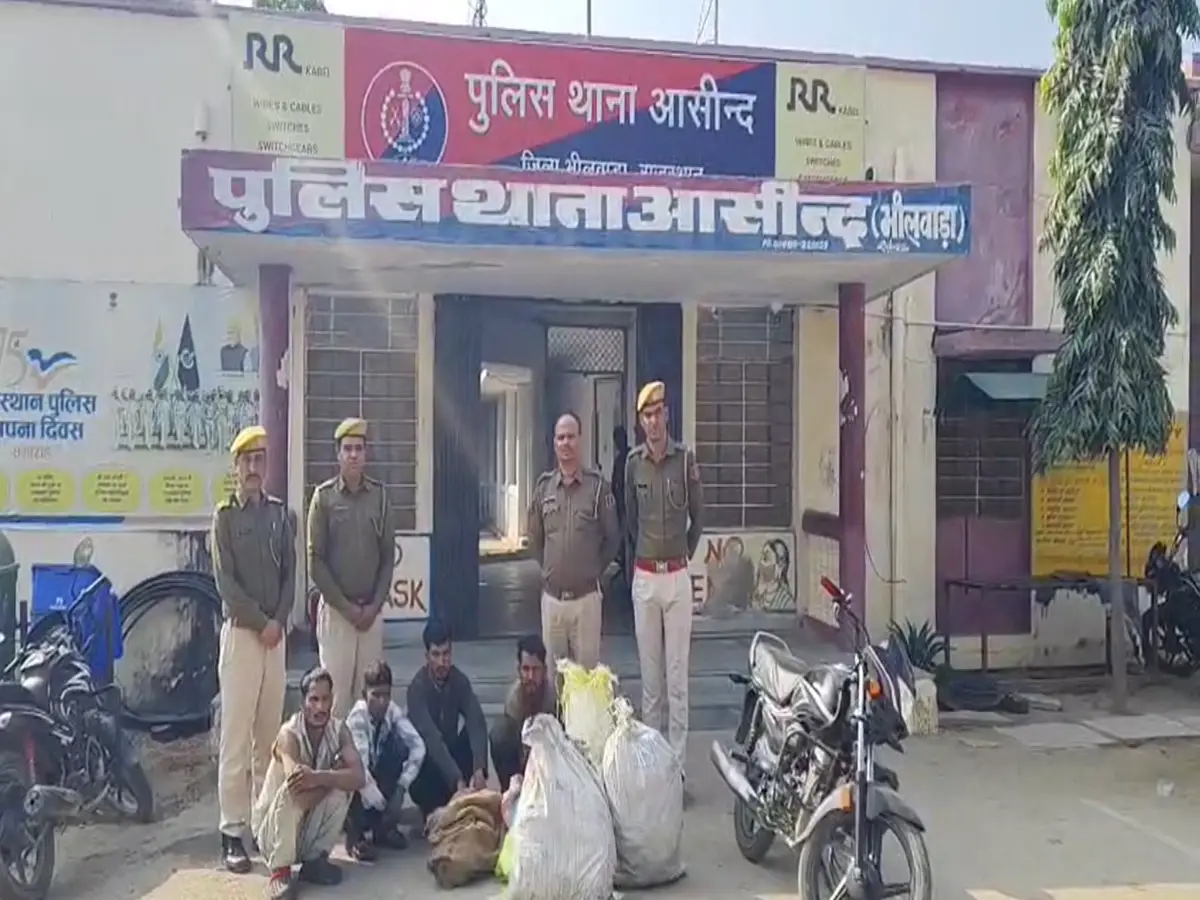 रात में ट्यूबवेल में चोरी, दिन में केबिल जलाकर बेचते थे चोर! पुलिस ने रंगे हाथ पकड़ 17 केस का किया खुलासा रात में ट्यूबवेल में चोरी, दिन में केबिल जलाकर बेचते थे चोर! पुलिस ने रंगे हाथ पकड़ 17 केस का किया खुलासा