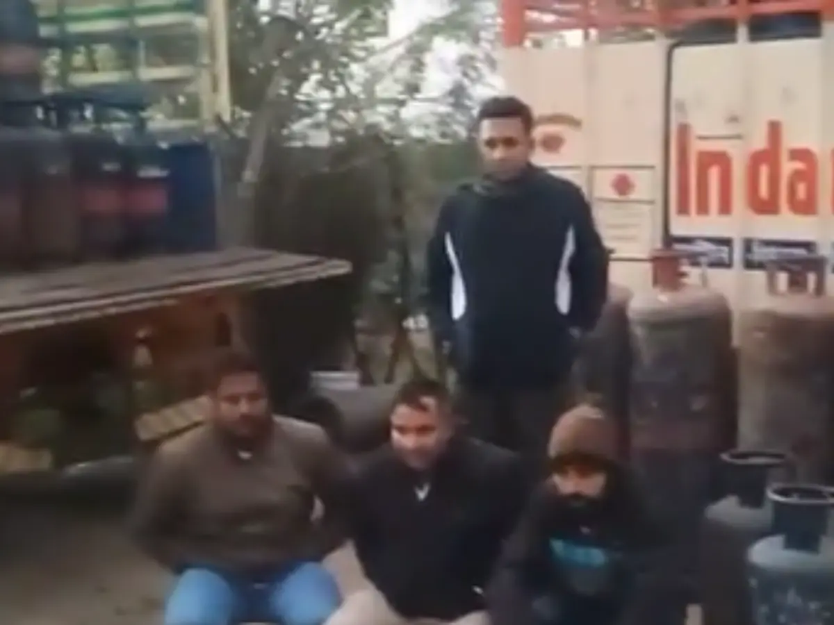 Jaipur News: रिहायशी कॉलोनी में 740 वाणिज्यिक सिलेंडर पकड़े, बड़ा हादसा टला Jaipur News: रिहायशी कॉलोनी में 740 वाणिज्यिक सिलेंडर पकड़े, बड़ा हादसा टला