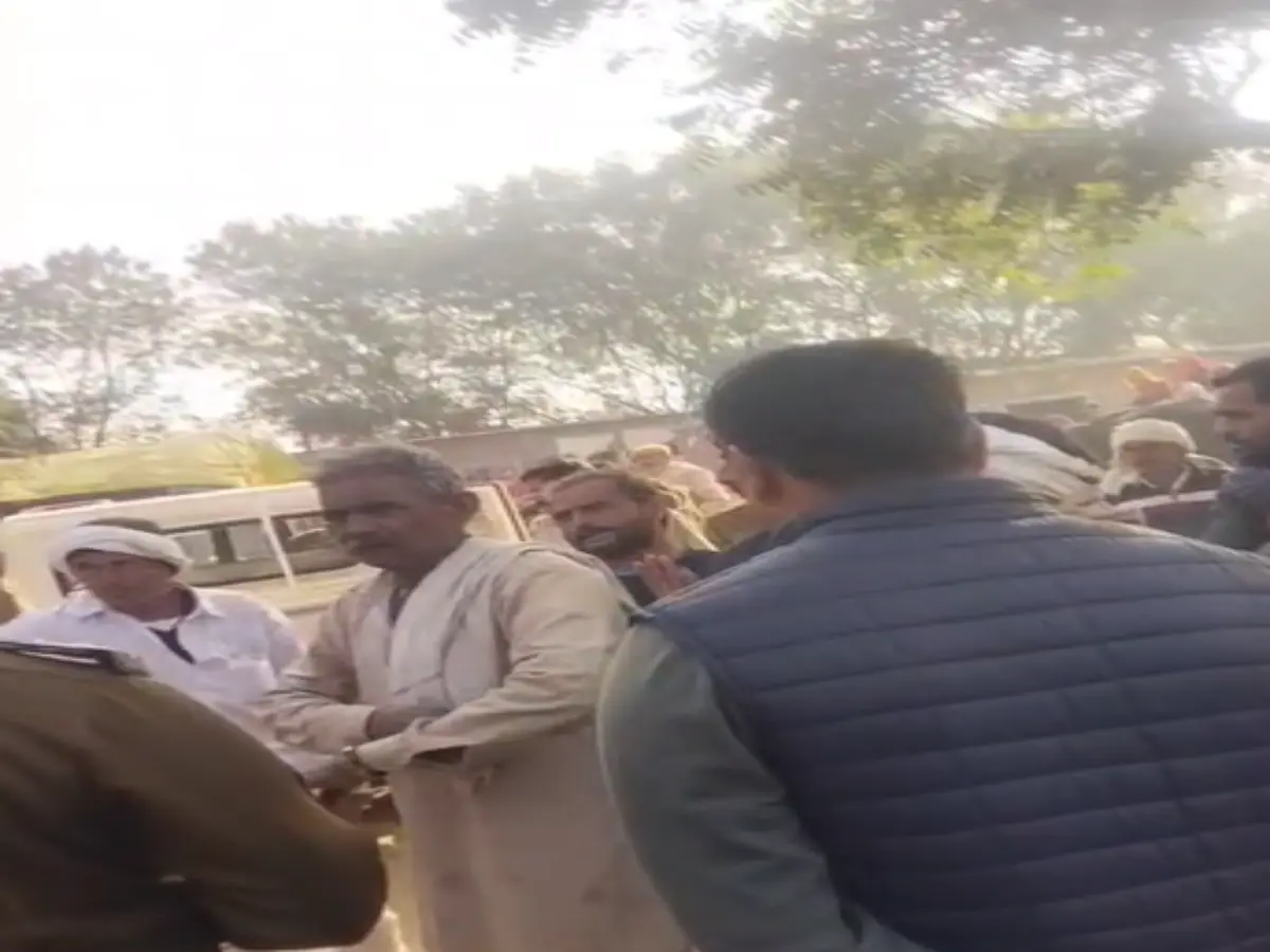 Jaipur News: प्रेमी युगल मामले में ग्रामीणों ने 5 घंटे पुलिस की घेराबंदी, ड्राइवर की फाड़ी वर्दी Jaipur News: प्रेमी युगल मामले में ग्रामीणों ने 5 घंटे पुलिस की घेराबंदी, ड्राइवर की फाड़ी वर्दी