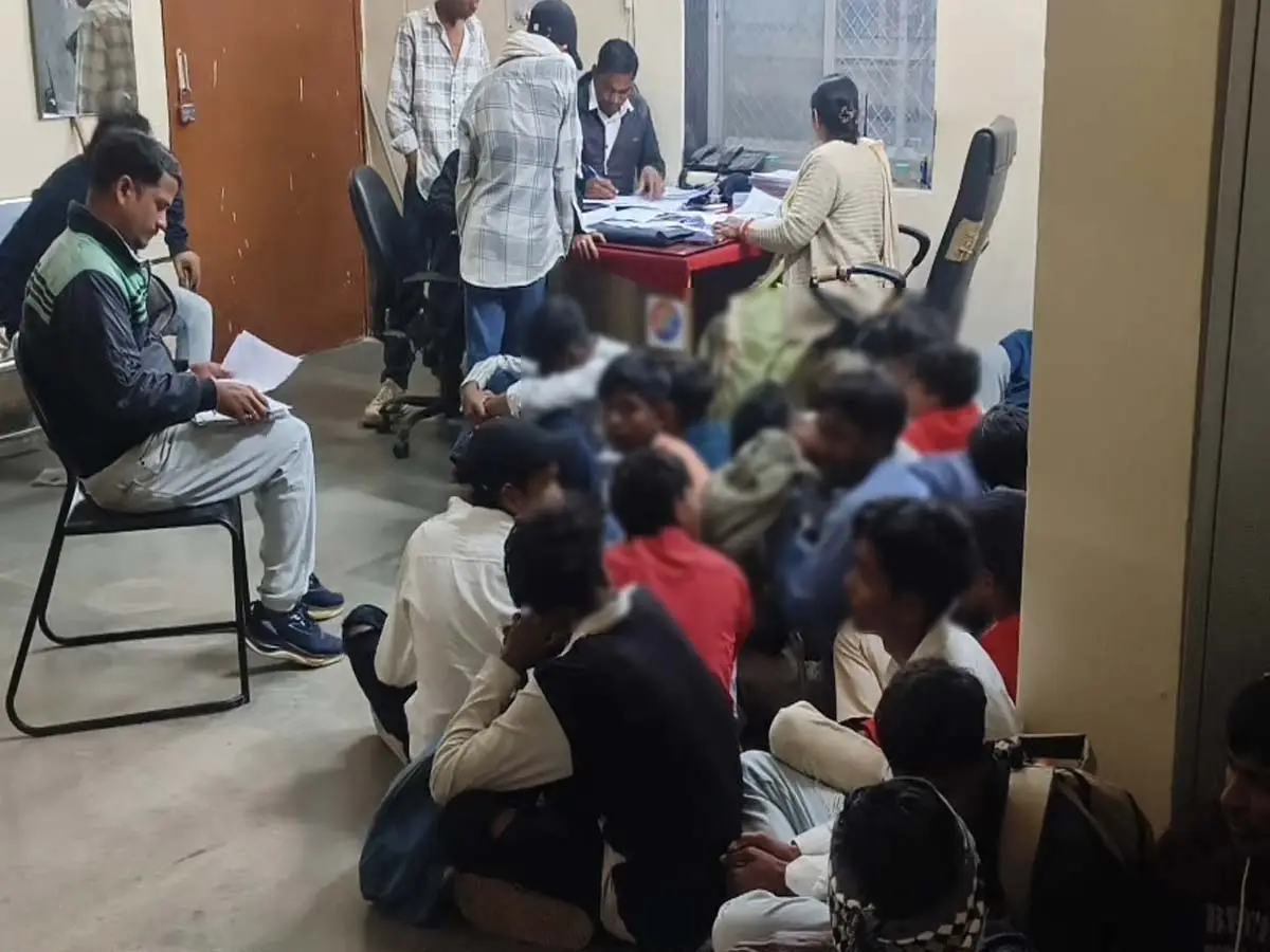 Dungarpur|डूंगरपुर के गांवों के 22 बच्चे मुक्त, गुजरात में कैटरिंग का काम  करने जा रहे थे